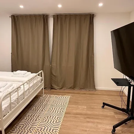Apartment Neu! Grosse 3 Mit Kueche Und Bad, 90 Qm Mit Netflix Und Ps5
